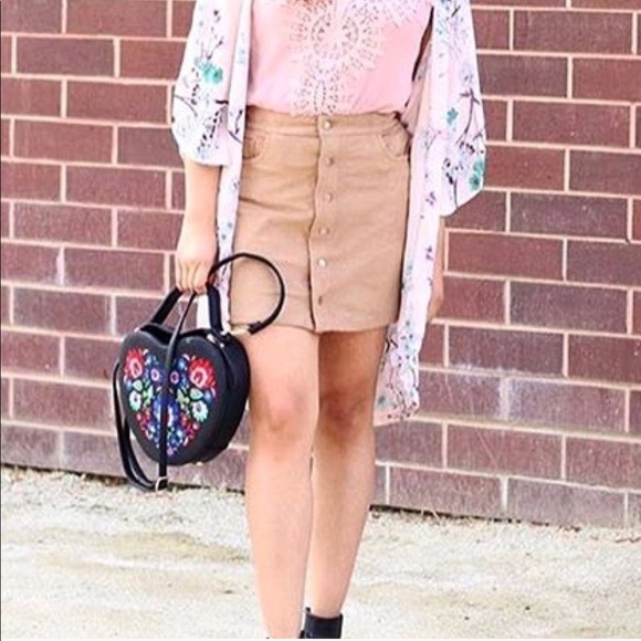 Pink Haley embroidered heart shaped crossbody! - Picture 4 of 6